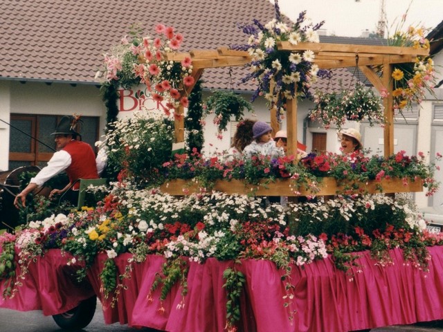 21 1987 Umzug Blumenwagen Bicker